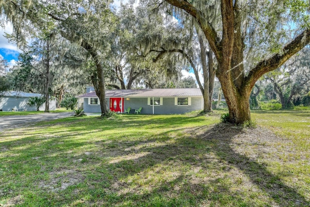 single story home featuring a front lawn