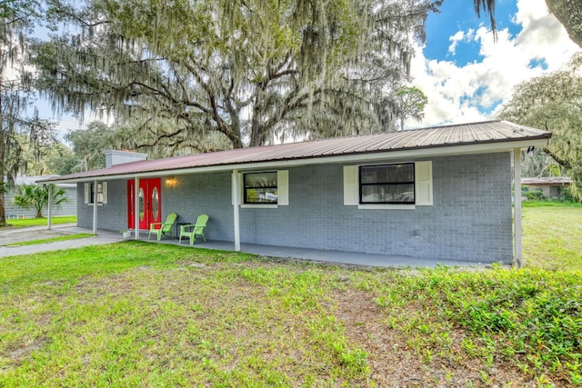 single story home featuring a front lawn