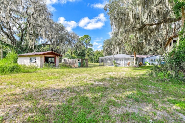 view of yard featuring an outdoor structure