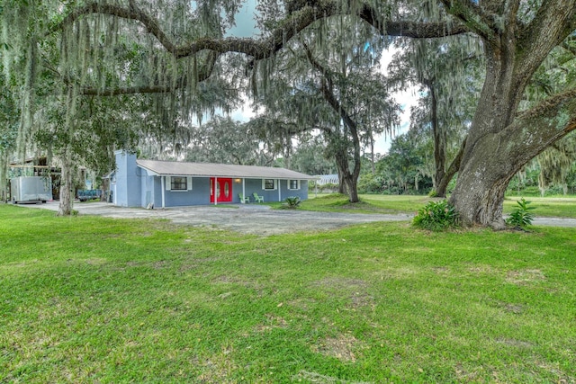 view of front facade with a front yard