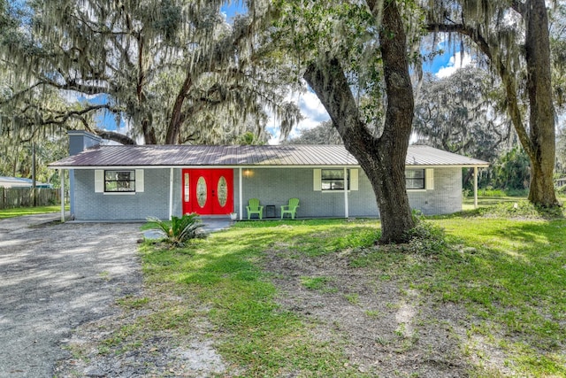 ranch-style house featuring a front yard