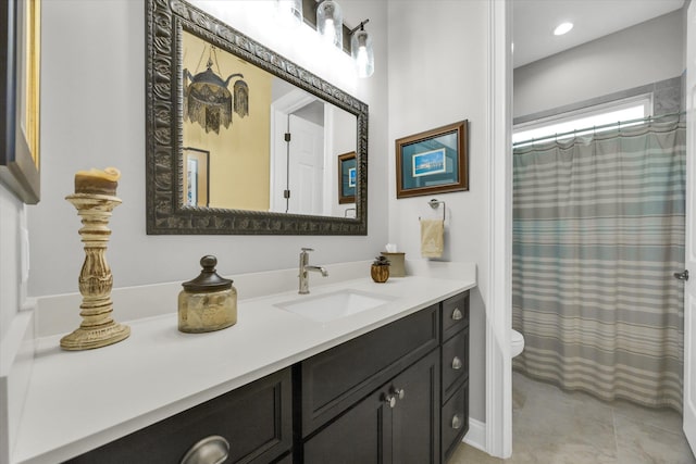 bathroom featuring a shower with shower curtain, toilet, recessed lighting, and vanity