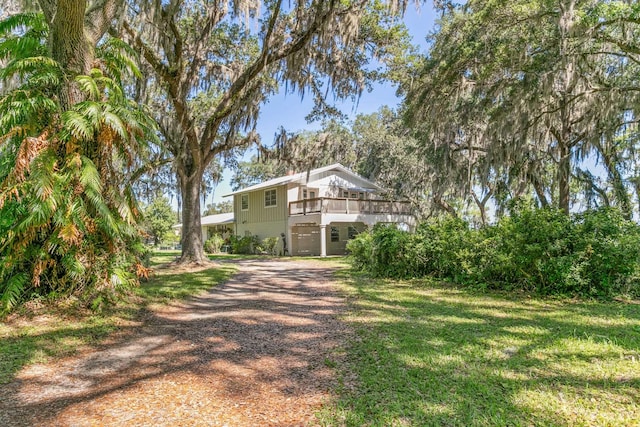 view of front of house featuring a front lawn