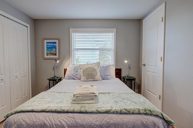 bedroom featuring a textured ceiling and a closet