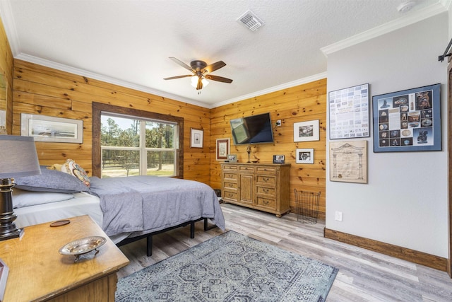 10635 Beckenger Ave, Hastings, FL 32145 - bedroom featuring crown molding, a textured ceiling, light wood-style flooring, baseboards, and visible vents