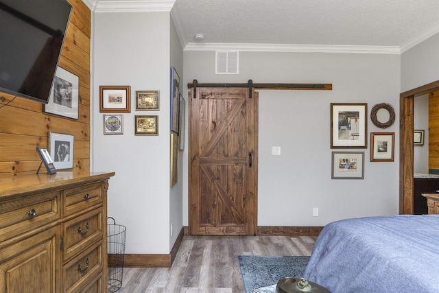 10635 Beckenger Ave, Hastings, FL 32145 - bedroom with visible vents, crown molding, a barn door, and wood finished floors