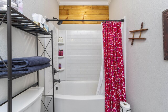 10635 Beckenger Ave, Hastings, FL 32145 - full bath featuring a textured wall, shower / bath combination with curtain, toilet, and crown molding