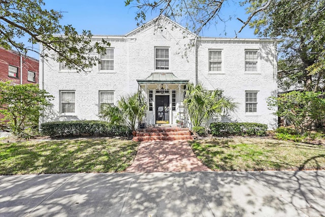 view of front of property featuring a front lawn