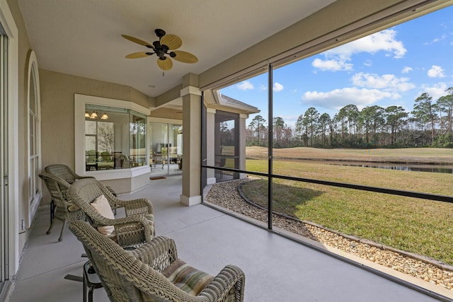 sunroom with ceiling fan