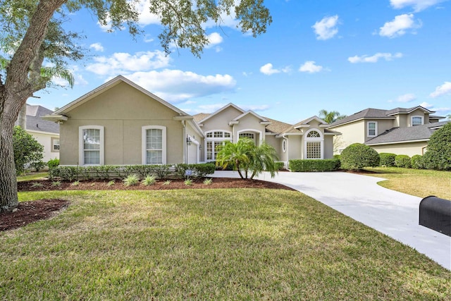 view of front of property featuring a front lawn