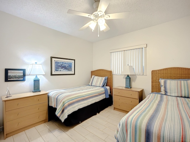 bedroom featuring ceiling fan and a textured ceiling