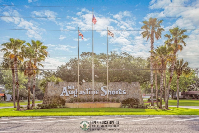 community sign featuring a yard