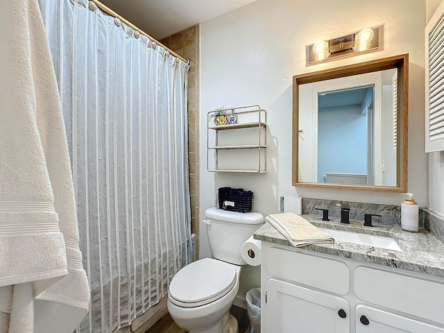 bathroom with a shower with shower curtain, vanity, and toilet