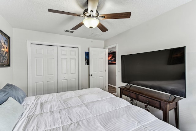 bedroom featuring a closet, a textured ceiling, and ceiling fan
