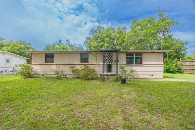 view of front of house featuring a front yard