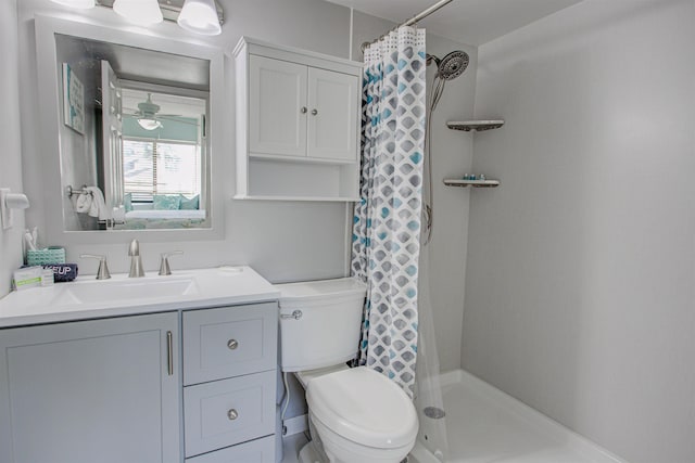 bathroom with a shower with curtain, vanity, toilet, and ceiling fan