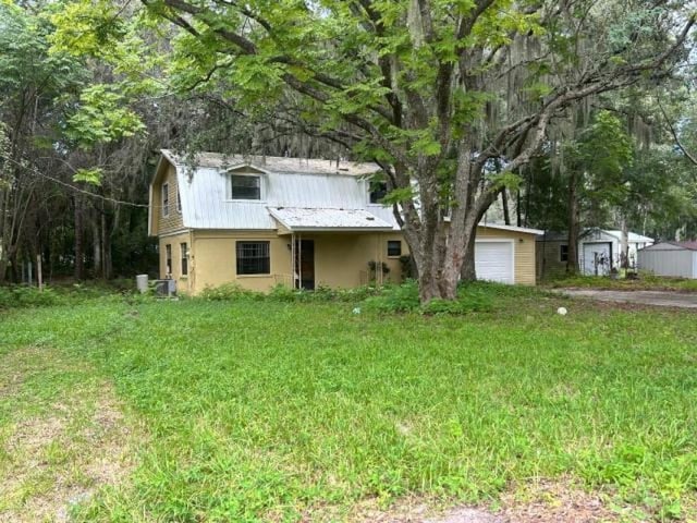 view of front of house featuring a front yard and a garage