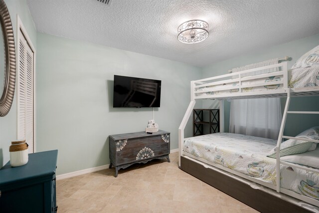 209 Alerto St, Saint Augustine, FL 32080 - bedroom featuring a textured ceiling and a closet