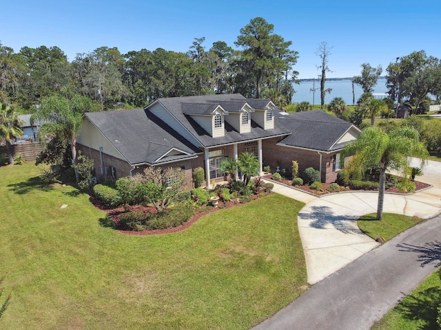 cape cod home featuring a front yard