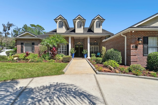 view of front facade featuring a front lawn