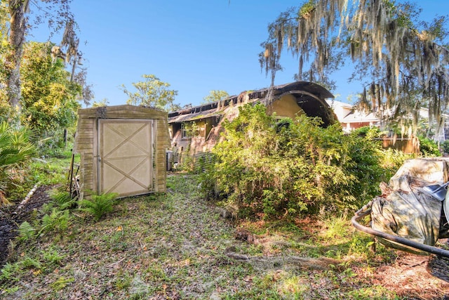 view of yard featuring a storage unit