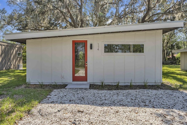 view of outdoor structure with a yard