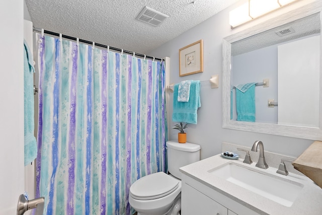 full bath with a textured ceiling, toilet, vanity, and a shower with shower curtain