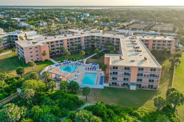 drone / aerial view of a pool and apartment complex / building