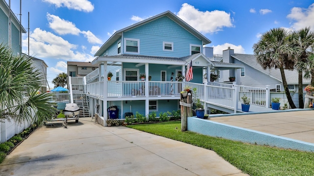 view of front facade featuring a front yard and a porch