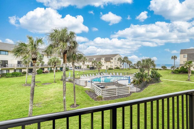 view of swimming pool featuring a yard