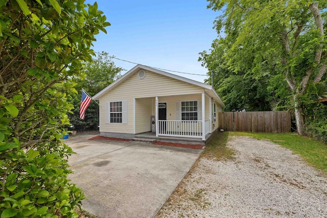 461 S Nassau St, Saint Augustine, FL 32084 - bungalow-style house with covered porch and fence