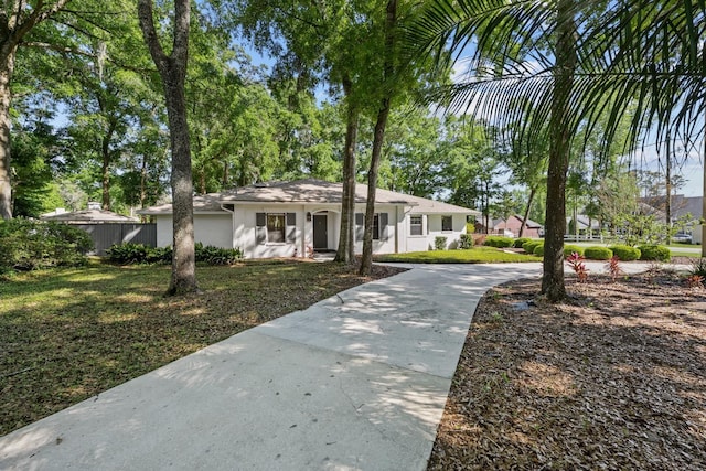 ranch-style house featuring a front lawn