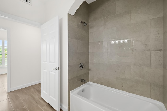 bathroom with tiled shower / bath combo