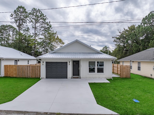 view of front facade featuring a front lawn