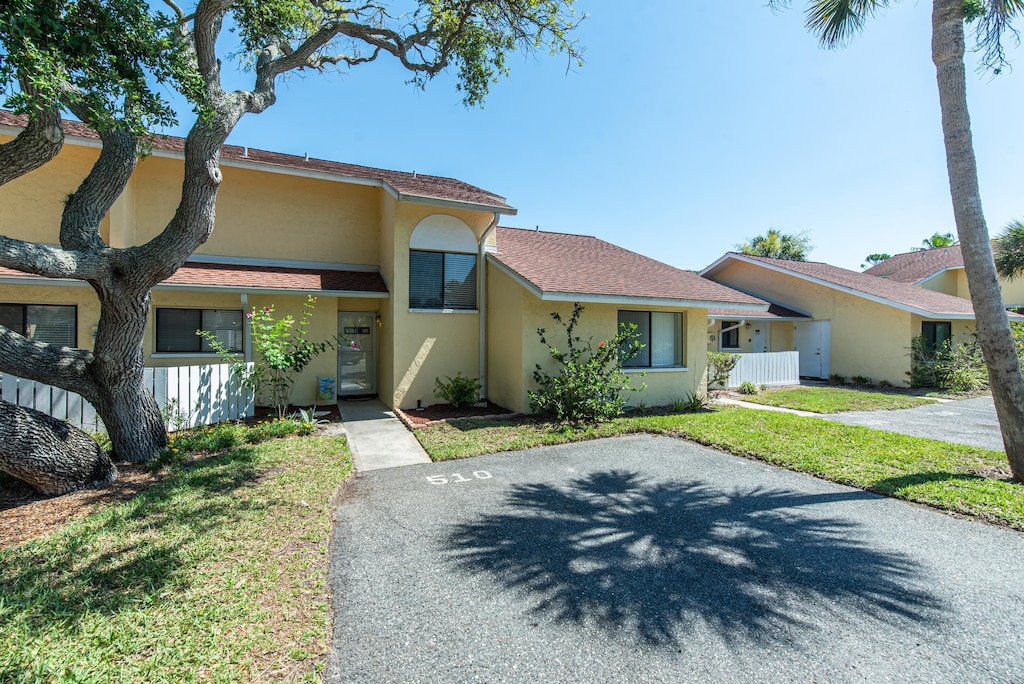 view of front of home featuring a front yard