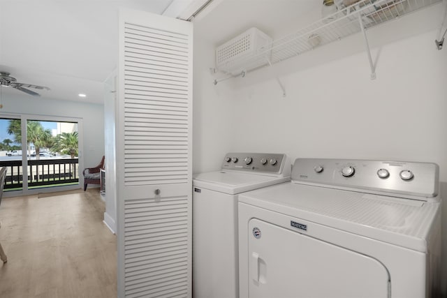 washroom featuring independent washer and dryer, light hardwood / wood-style flooring, and ceiling fan