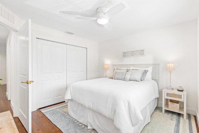 bedroom with ceiling fan, wood-type flooring, and a closet