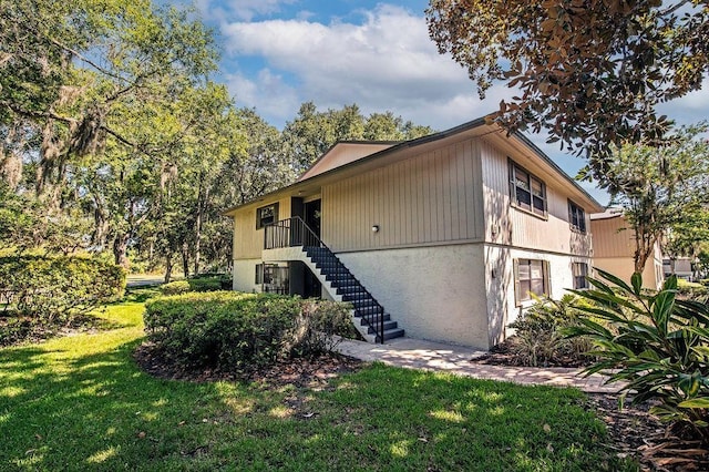 view of front of property featuring a front lawn