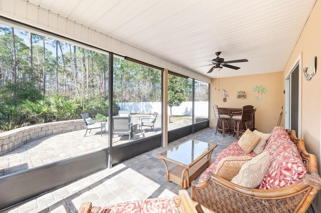 sunroom with ceiling fan