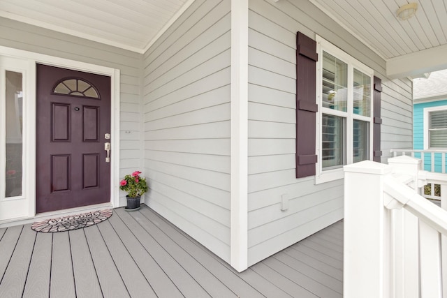 doorway to property with covered porch