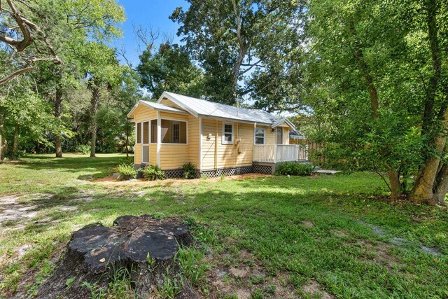 view of front of house with a front yard