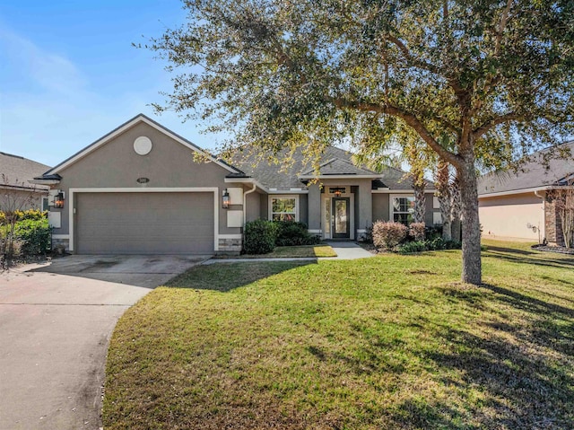 view of front facade featuring a garage and a front yard