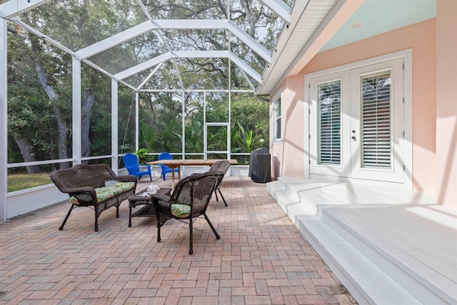 sunroom / solarium with a swimming pool and vaulted ceiling