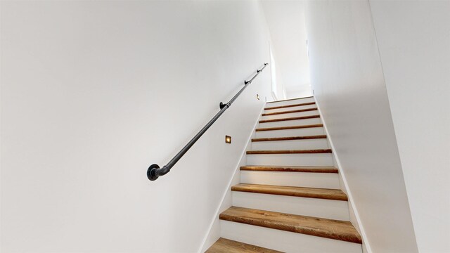 empty room with light hardwood / wood-style floors and ceiling fan