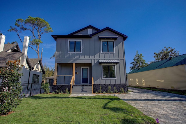 view of front of property featuring a front yard