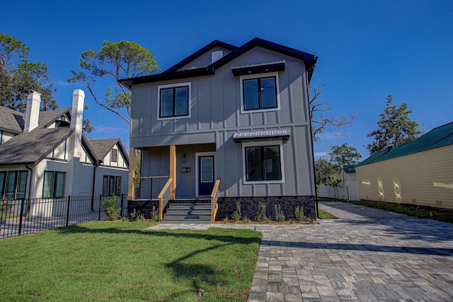 view of front of home featuring a front yard