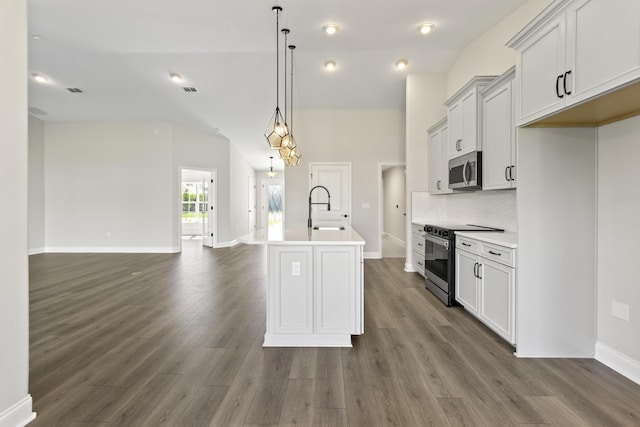 kitchen featuring dark hardwood / wood-style flooring, stainless steel appliances, an island with sink, sink, and hanging light fixtures