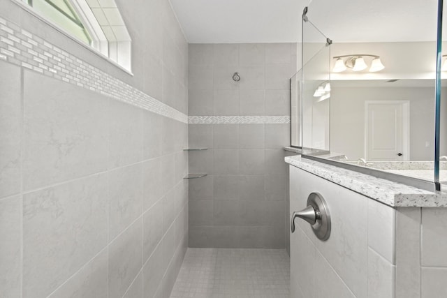 bathroom featuring a tile shower