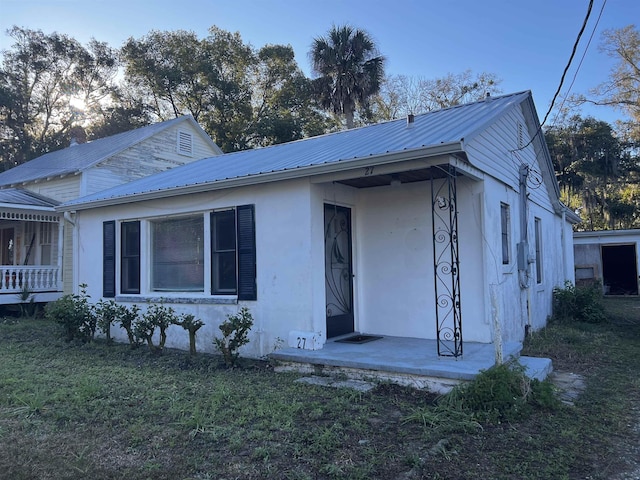 view of front of property featuring a front lawn