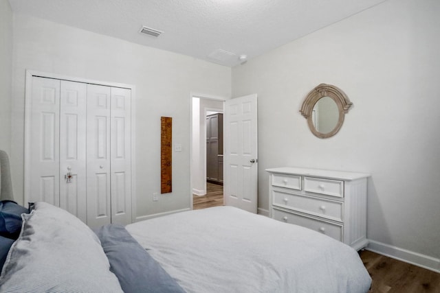 119 Duck Pond Dr, Saint Augustine, FL 32086 - bedroom with visible vents, a textured ceiling, dark wood-style floors, a closet, and baseboards